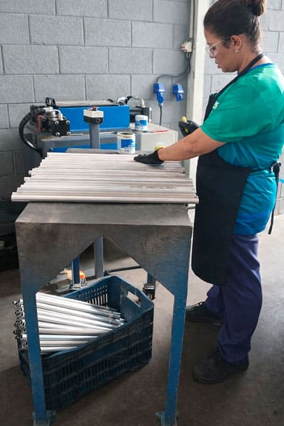 processo industrial de fabricação de peças plásticas com controle de qualidade
