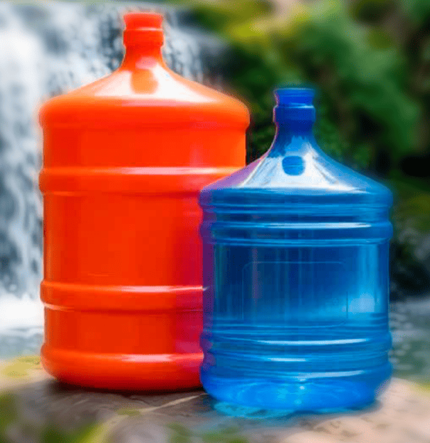 garrafões de água mineral 10L e 20L em plástico resistente e reciclável
